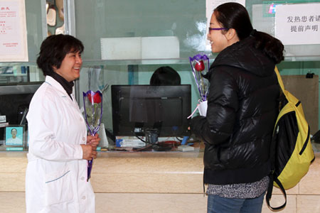 三八妇女节李瑞萍副院长慰问安定门中医院患者
