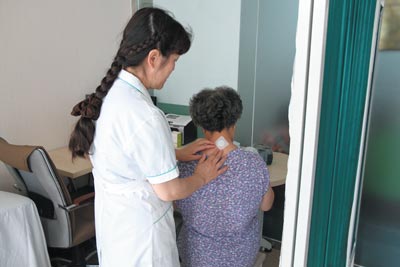 安定门中医院为患者敷三伏贴