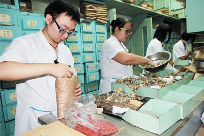 安定门中医院中药房克服高温连续作战